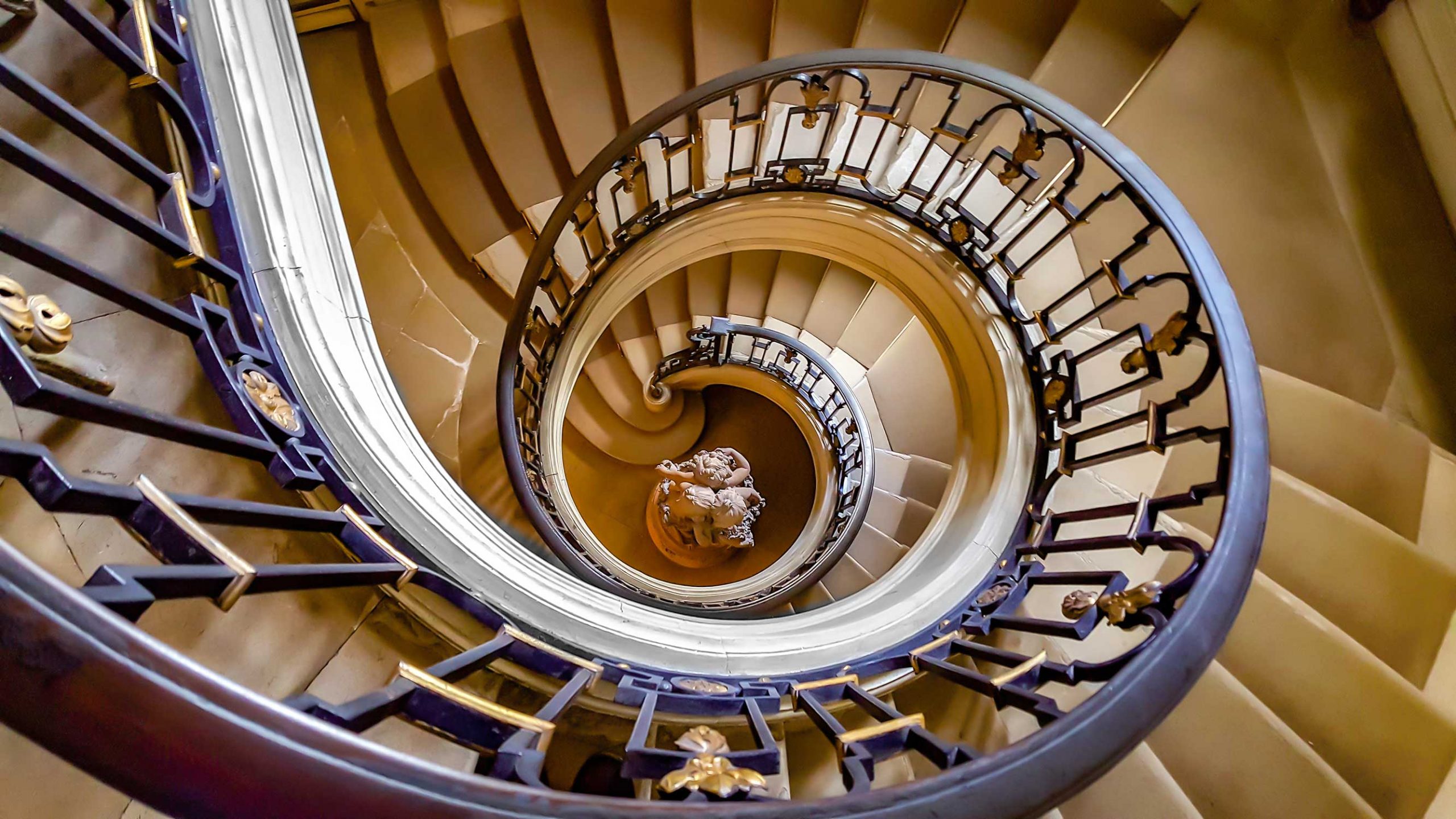https://circaphiles.com/app/uploads/2020/10/Circaphiles-home-Amy-Barnard-All-rights-reserved_Spiral-Stairs-scaled.jpg